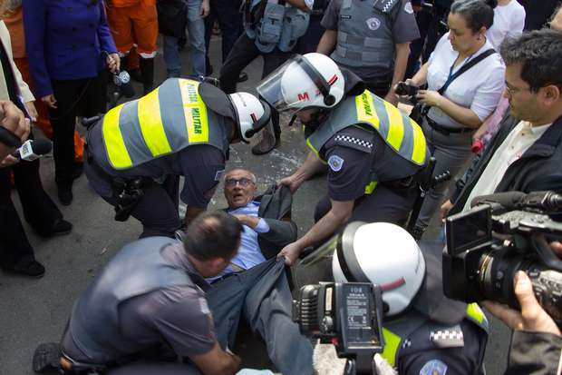 O ex-senador Eduardo Suplicy é detido pela Polícia Militar durante reintegração de posse na Cidade Educandário, na região da Raposo Tavares, em São Paulo (SP), nesta segunda-feira (25). Foto: Uriel Punk/Futura Press