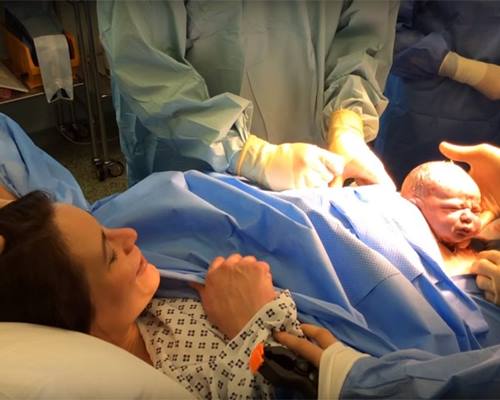 A inglesa Sarah Saunders deu à luz por meio de uma "cesariana natural" (Foto: Reprodução Youtube). Foto: Divulgação