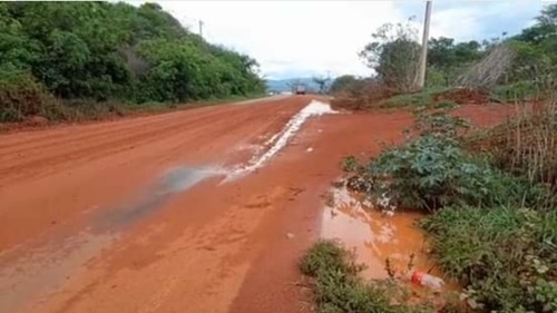 Brumado Após chuva barreira desliza para a pista da BA 148 causando